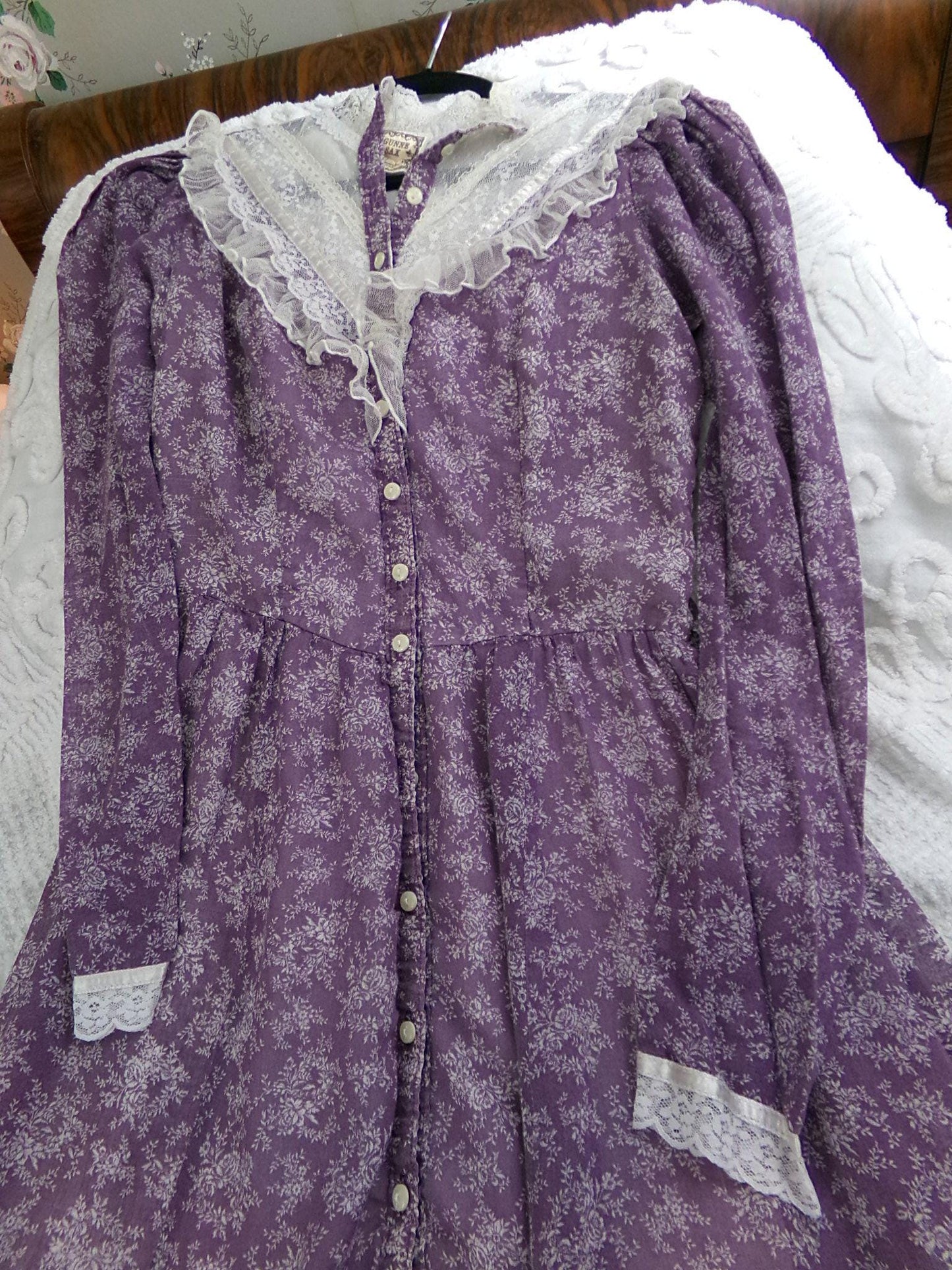 GUNNE SAX prairie dress, vintage midi length 1970s lavender & white calico print with lace and ruffles, very small XXS