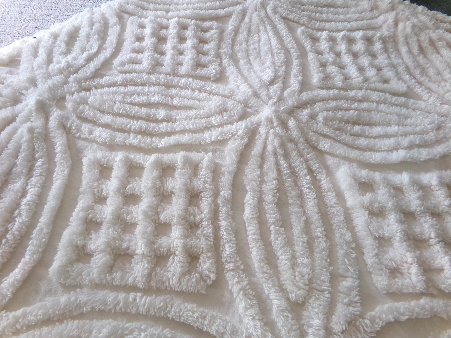 Farmhouse Style Vintage Chenille Bedspread, Classic Plush Creamy White Cotton Wedding Ring Design, Twin Size Spread