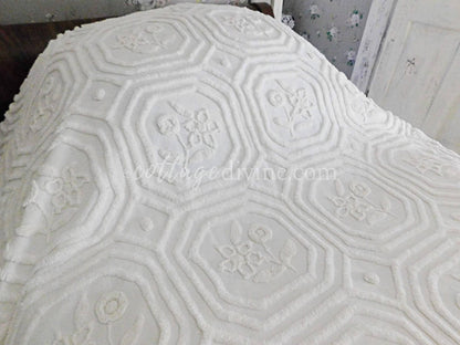 Farmhouse Style White Vintage Chenille Bedspread, Twin Size Cottage Chic Cotton Bedding with tufted florals