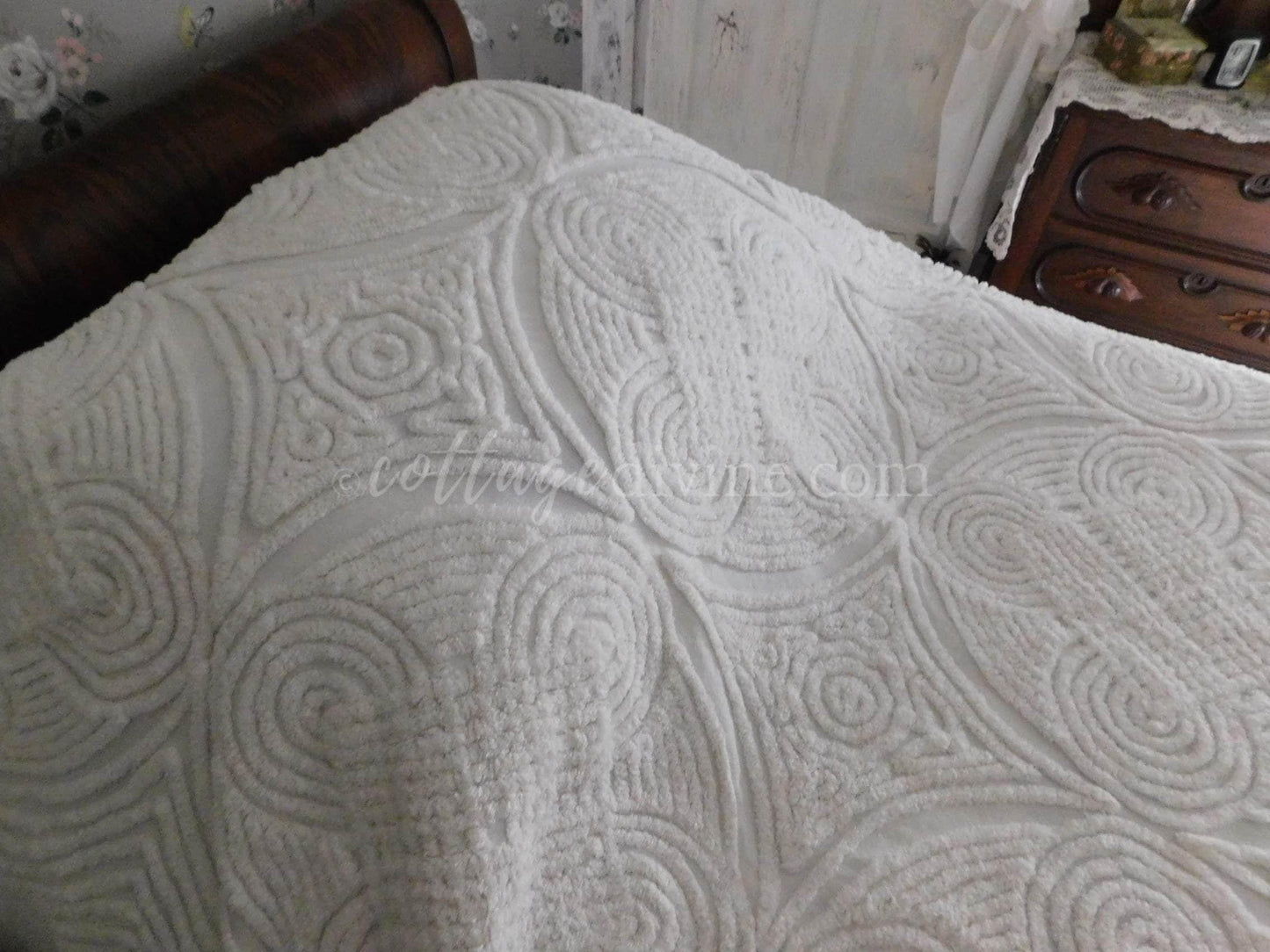 Vibrant White Luxury Swirl Tuft Vintage Chenille Bedspread, Full, Plush Cotton
