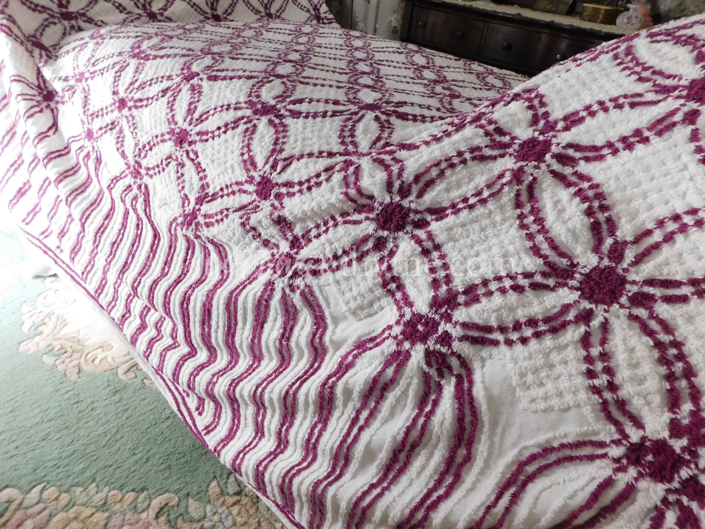 Gorgeous Vintage Chenille Bedspread, 1950s Wedding Ring Pattern in Mulberry & White, Full Sz