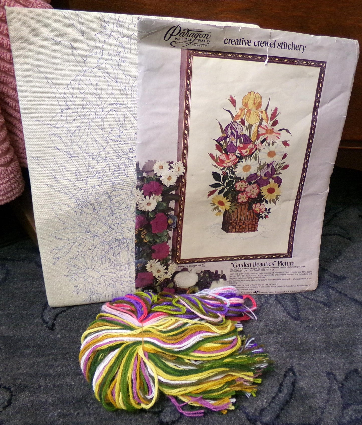 GARDEN BEAUTIES Paragon Crewel Embroidery Kit 0123 Vintage Boho Floral Stitchery