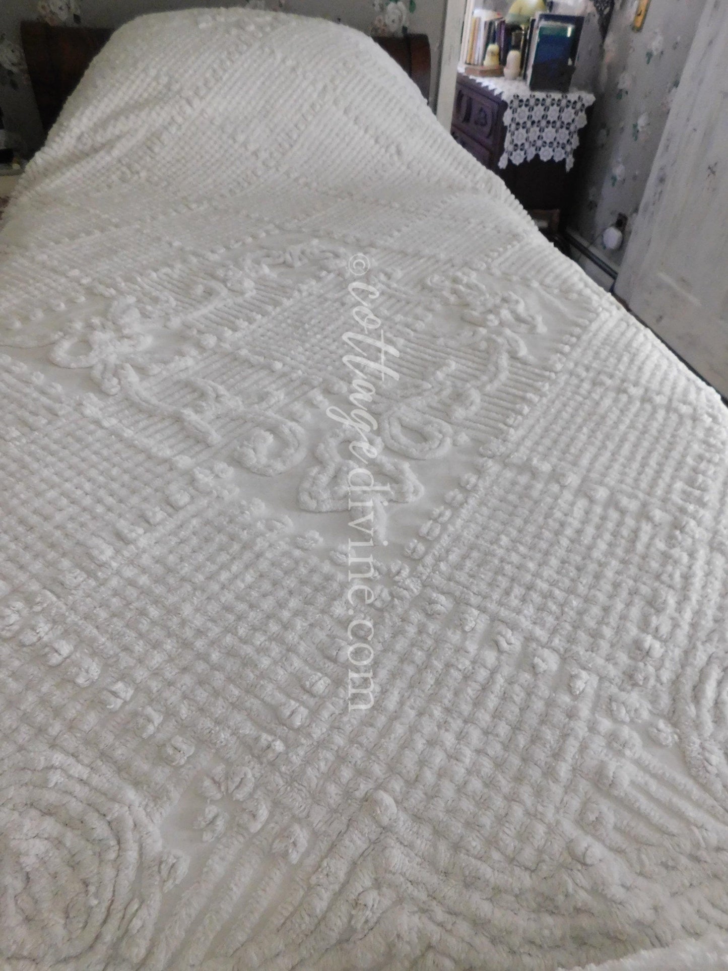 Farmhouse Chic Traditional White Vintage Chenille Bedspread, Twin Coverlet