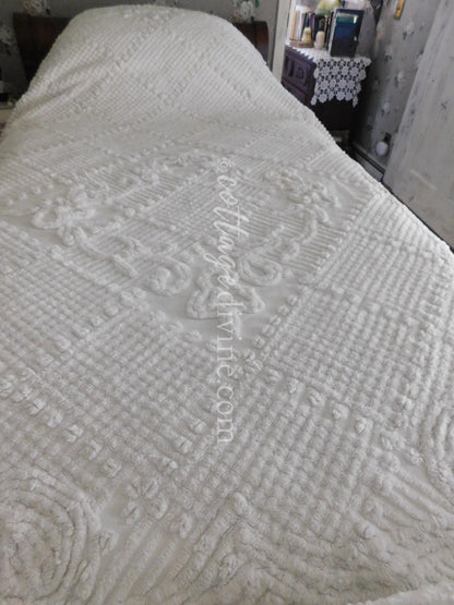 Farmhouse Chic Traditional White Vintage Chenille Bedspread, Twin Coverlet