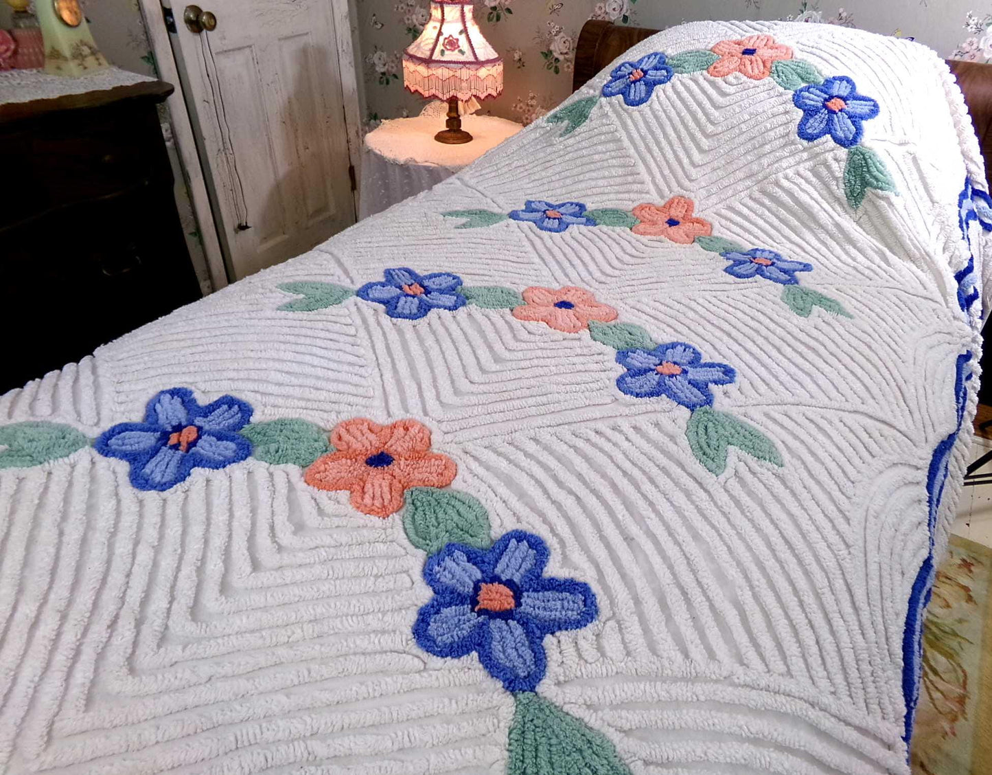 wonderfully plush white chenille bedspread in cozy arched floral design, cute pom pom trim, full size vintage cottage style bedding