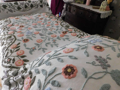 Natural Wildflower Medley Vintage Twin Sized Chenille Bedspread with Accent Fringe, Cabin Crafts Design