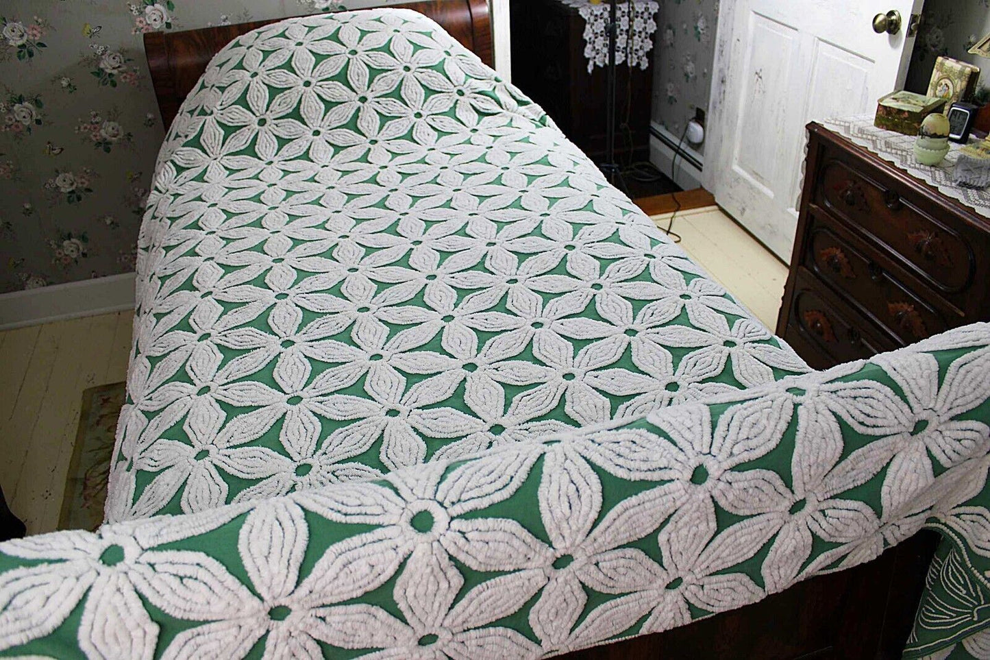 Giant White Daisy Vintage Green Chenille Bedspread Plush Tufted Daisies, Full Size