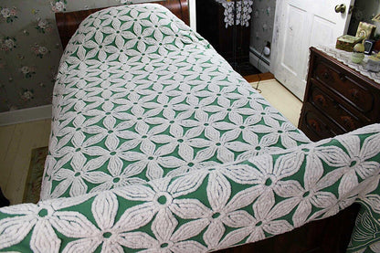 Giant White Daisy Vintage Green Chenille Bedspread Plush Tufted Daisies, Full Size