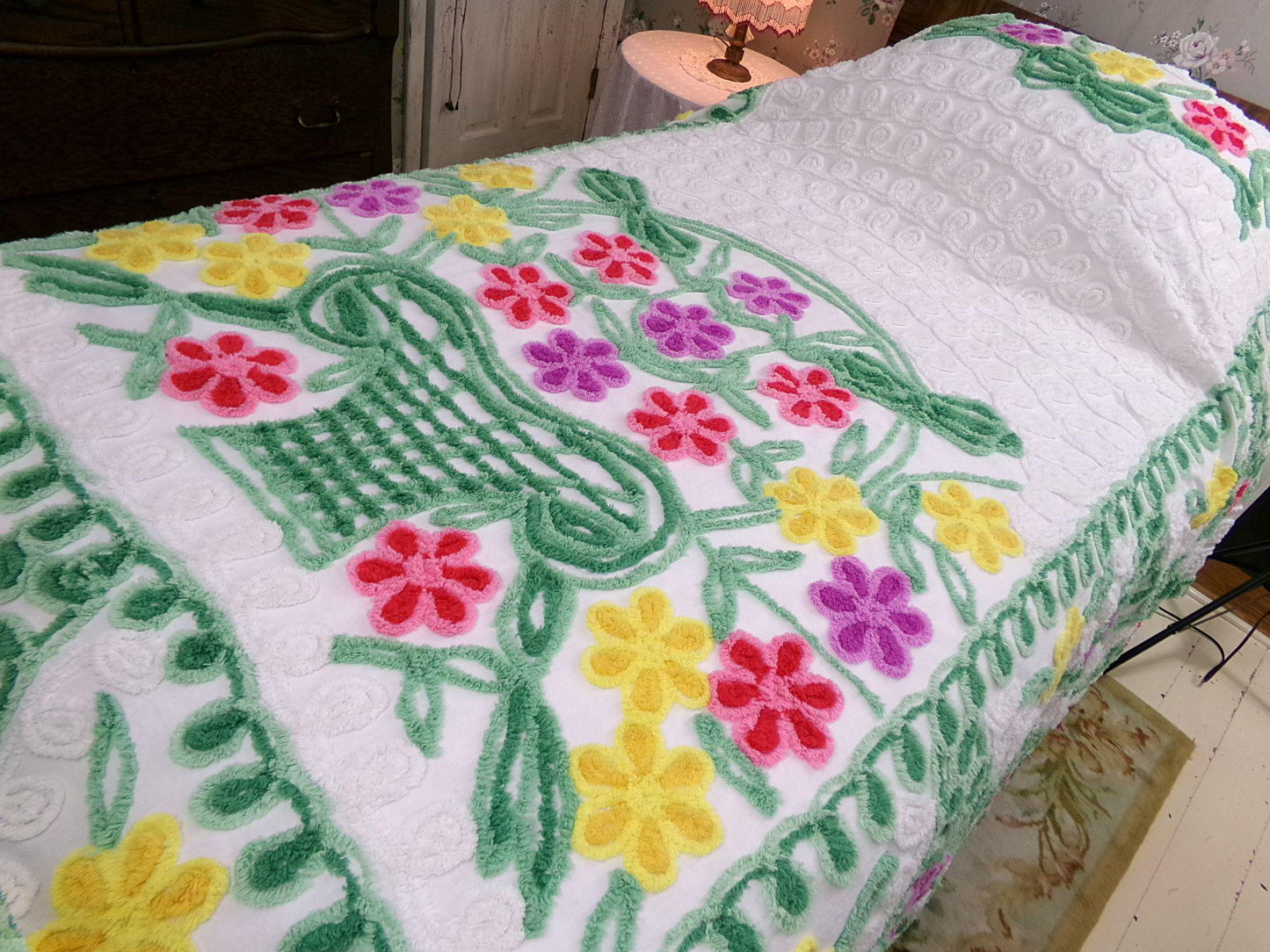 vintage green & white chenille bedspread, tumbling flowers in a big basket, midcentury cottage full size summer cotton bedding