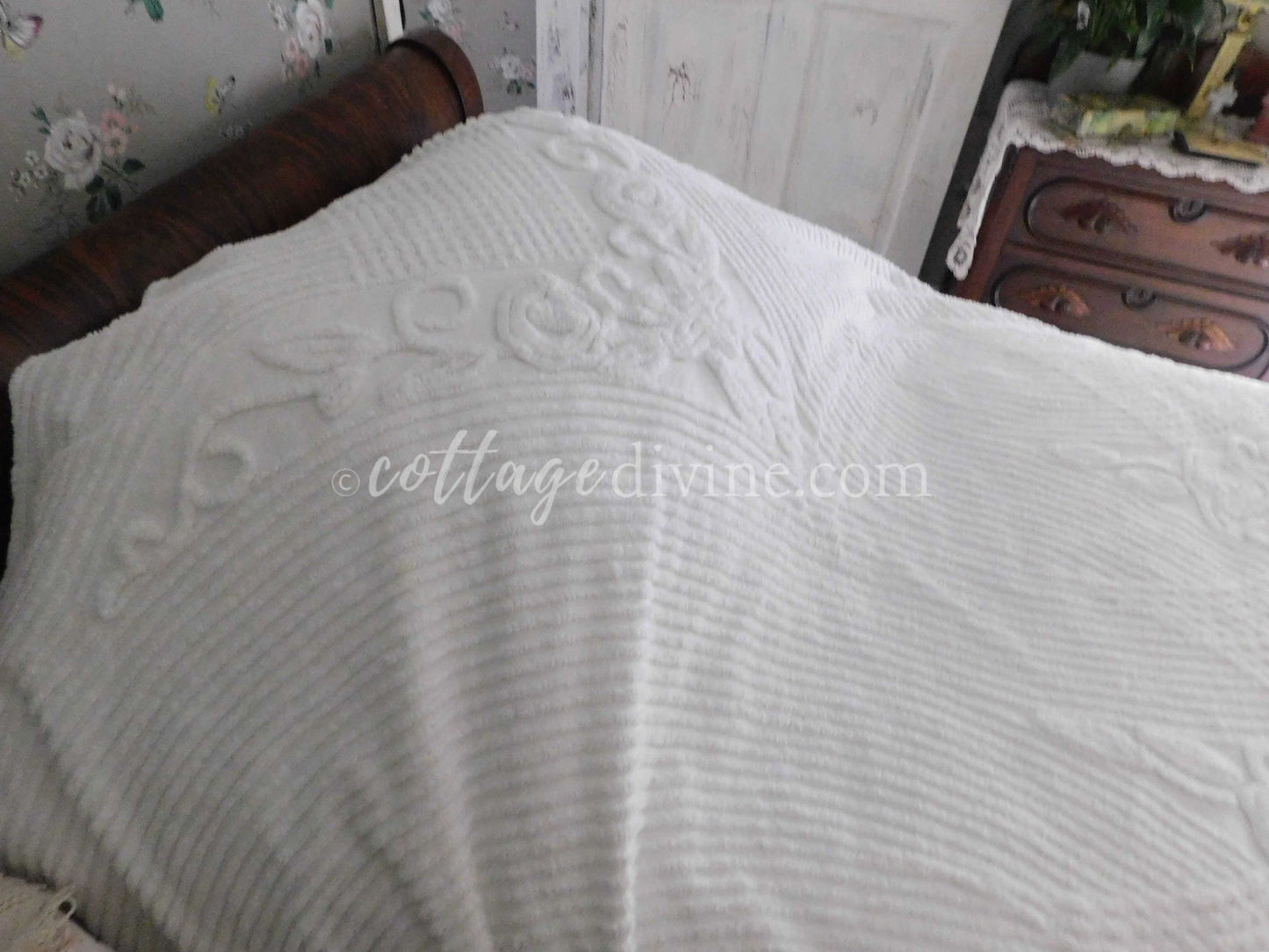 Coastal Seaside Cottage Style 1950s Classic White Vintage Chenille Bedspread, Full Size