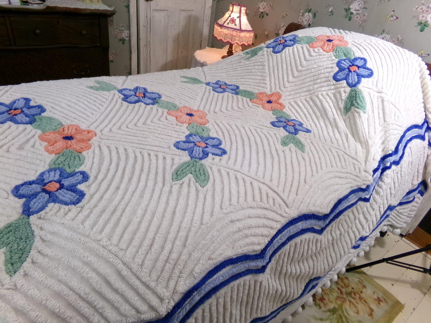wonderfully plush white chenille bedspread in cozy arched floral design, cute pom pom trim, full size vintage cottage style bedding