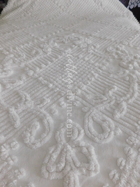Farmhouse Chic Traditional White Vintage Chenille Bedspread, Twin Coverlet