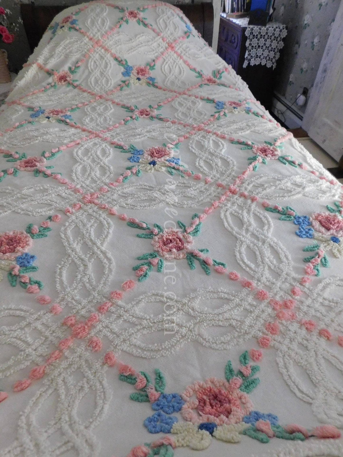 Romantic Cottage Style Chenille Bedspread PINK Rose Daisy Vintage Cabin Crafts Design, Full Size, Lovely Fringe