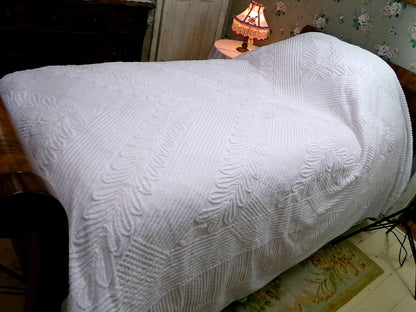 Elegant White Farmhouse Vintage Chenille Bedspread, Chevron Laurel Design, Full Size 100% Cotton Bedding