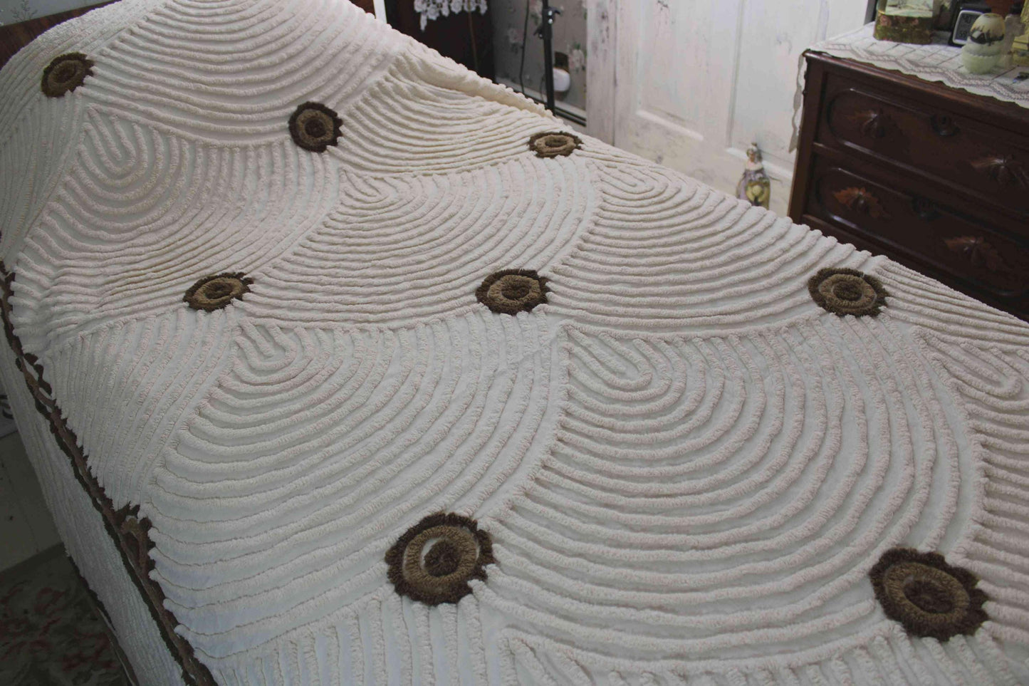 Vanilla Chocolate Swirl Vintage Chenille Bedspread, Swooping Scallop Design, 100% Cotton, FULL Size Midcentury Mod Bedding