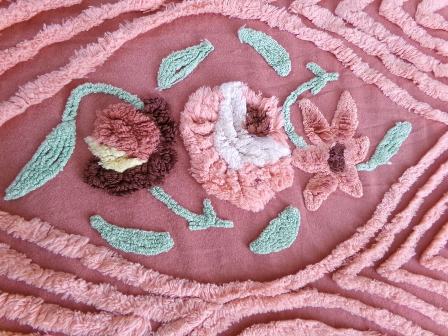 swirl roses luxury Vintage full size chenille bedspread, gorgeous ellipse florals