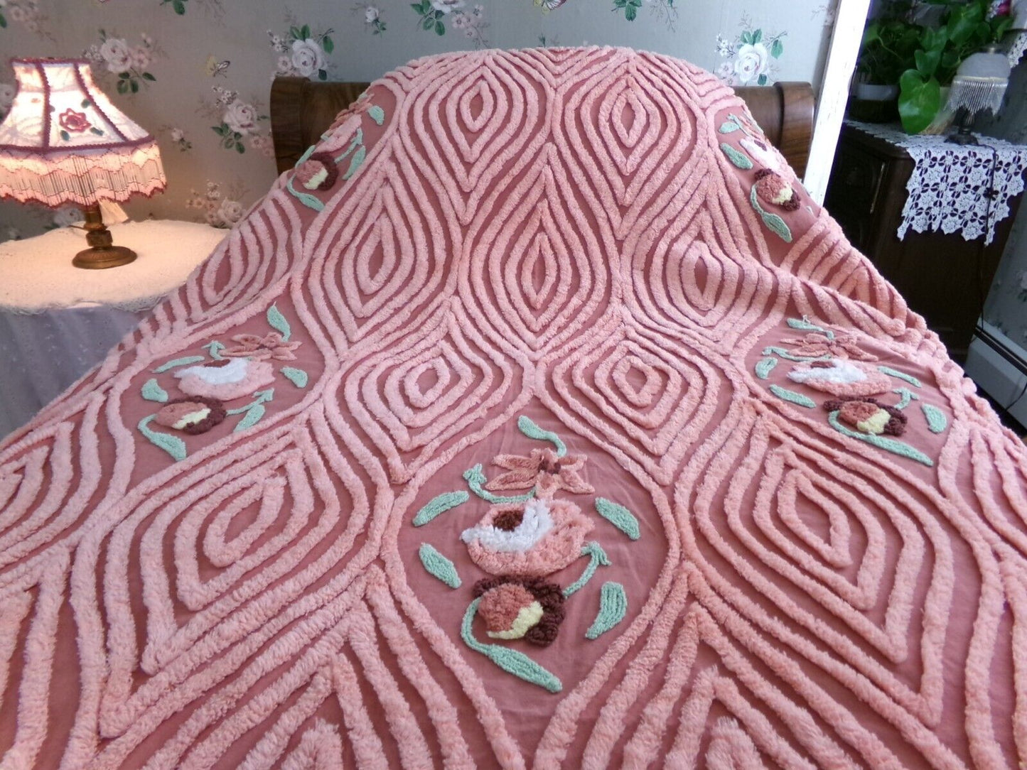 swirl roses luxury Vintage full size chenille bedspread, gorgeous ellipse florals