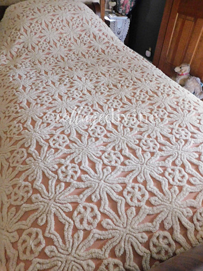 Nostalgic Vintage Chenille Bedspread Pinwheel Rose Snowflake Pattern by Hofmann Textiles, Full Size Bedding
