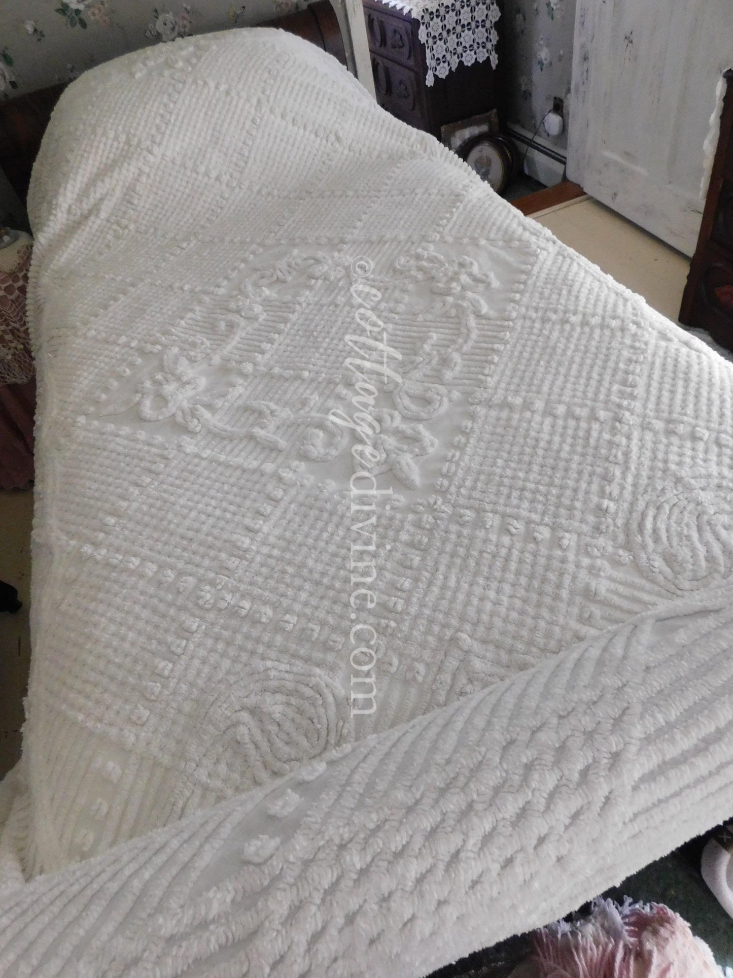 Farmhouse Chic Traditional White Vintage Chenille Bedspread, Twin Coverlet