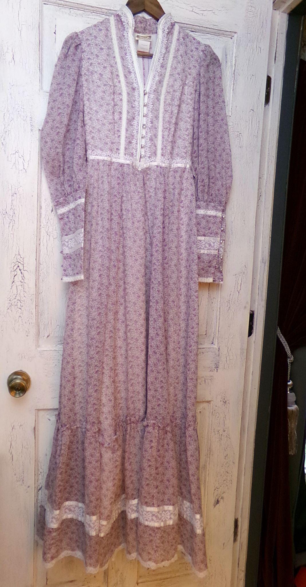 beautiful vintage Gunne Sax maxi dress, 1970s prairie style boho wildflower calico print, XXS