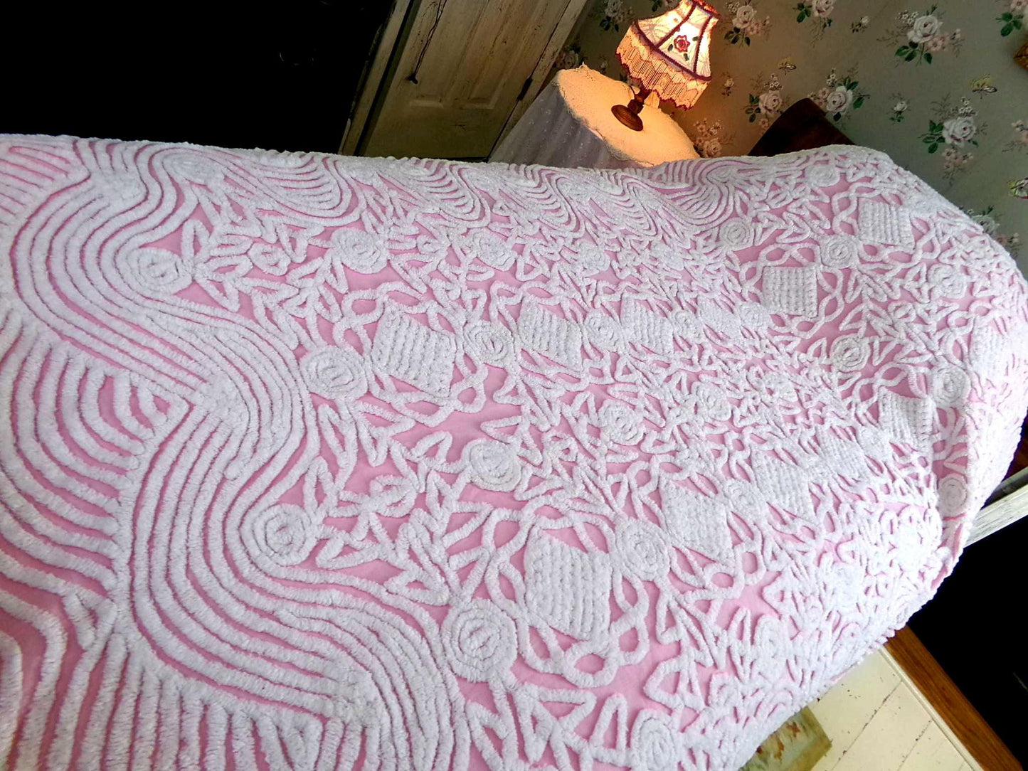 shabby pink fantasy cottage chenille bedspread, vintage white rose tufted full size cotton bedding
