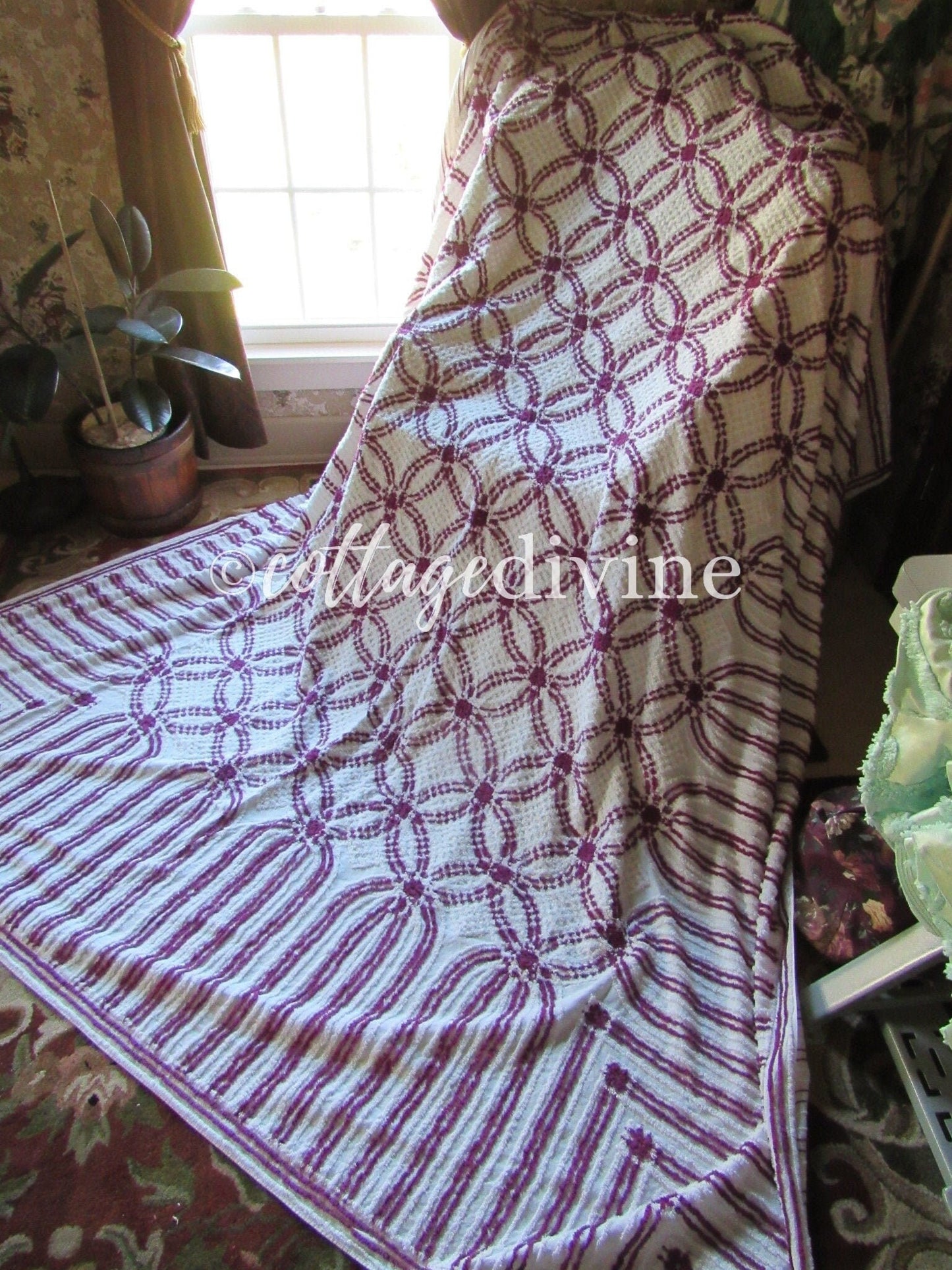 Gorgeous Vintage Chenille Bedspread, 1950s Wedding Ring Pattern in Mulberry & White, Full Sz