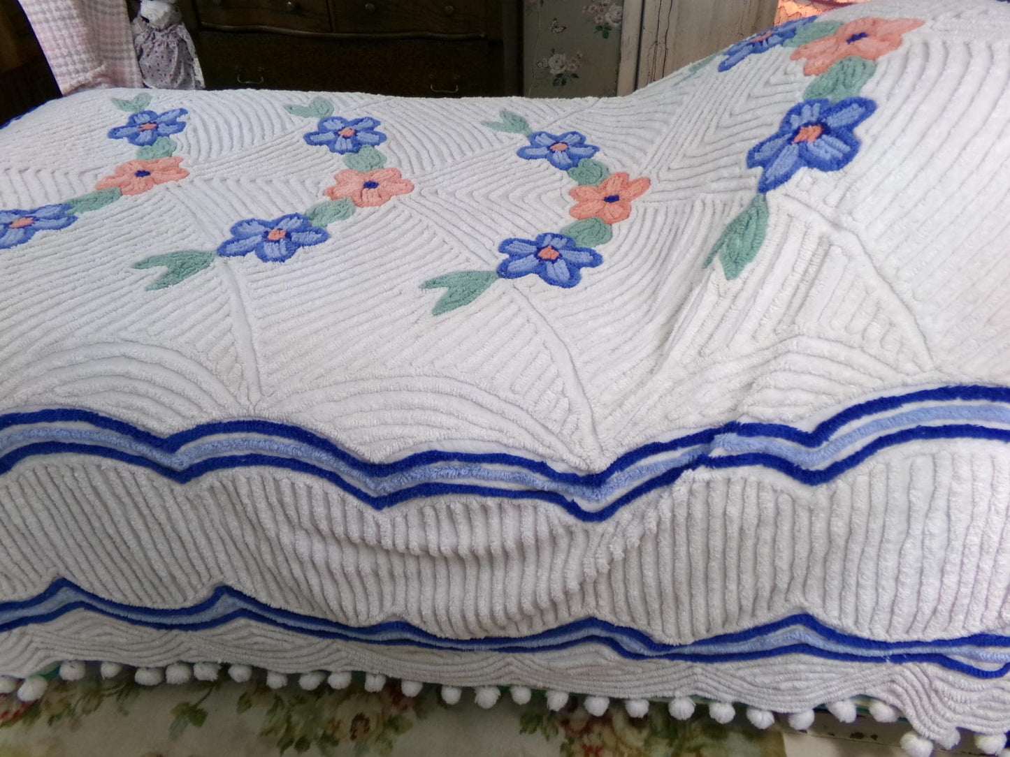 wonderfully plush white chenille bedspread in cozy arched floral design, cute pom pom trim, full size vintage cottage style bedding