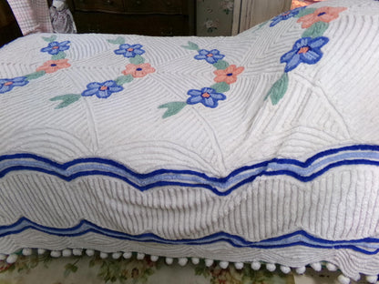 wonderfully plush white chenille bedspread in cozy arched floral design, cute pom pom trim, full size vintage cottage style bedding