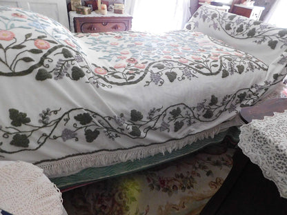 Natural Wildflower Medley Vintage Twin Sized Chenille Bedspread with Accent Fringe, Cabin Crafts Design