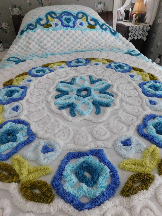 Vintage Floral Chenille Bedspread - Soft Textured Full Size Cotton Bedding in Boxed, Fitted Design - Cottage Style Shabby Chic Decor