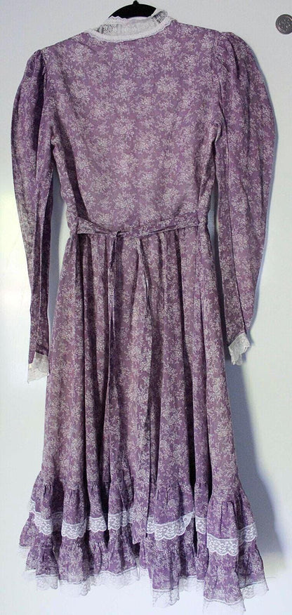 GUNNE SAX prairie dress, vintage midi length 1970s lavender & white calico print with lace and ruffles, very small XXS
