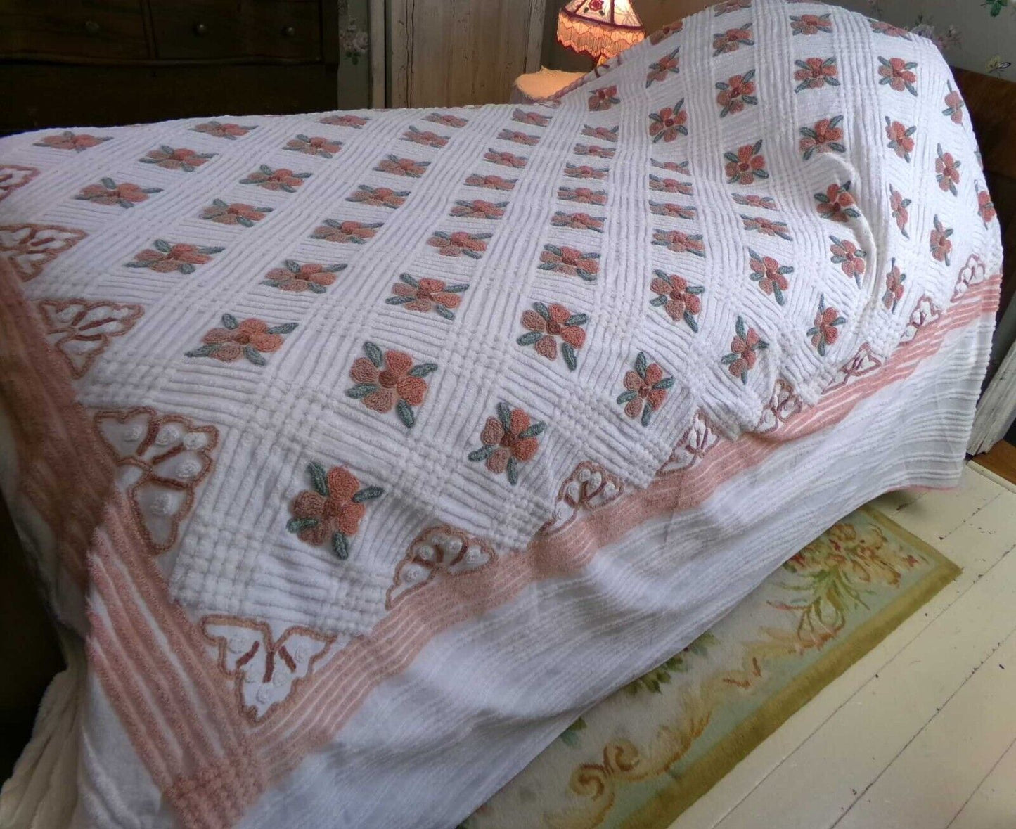 Cottage Life Vintage Chenille Bedspread, Flower Blooms on White Cotton, Full Size