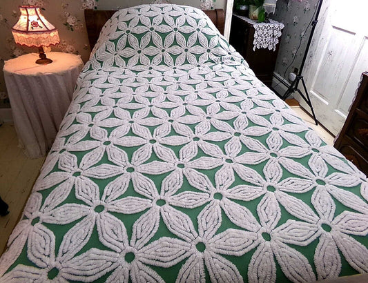Giant White Daisy Vintage Green Chenille Bedspread Plush Tufted Daisies, Full Size