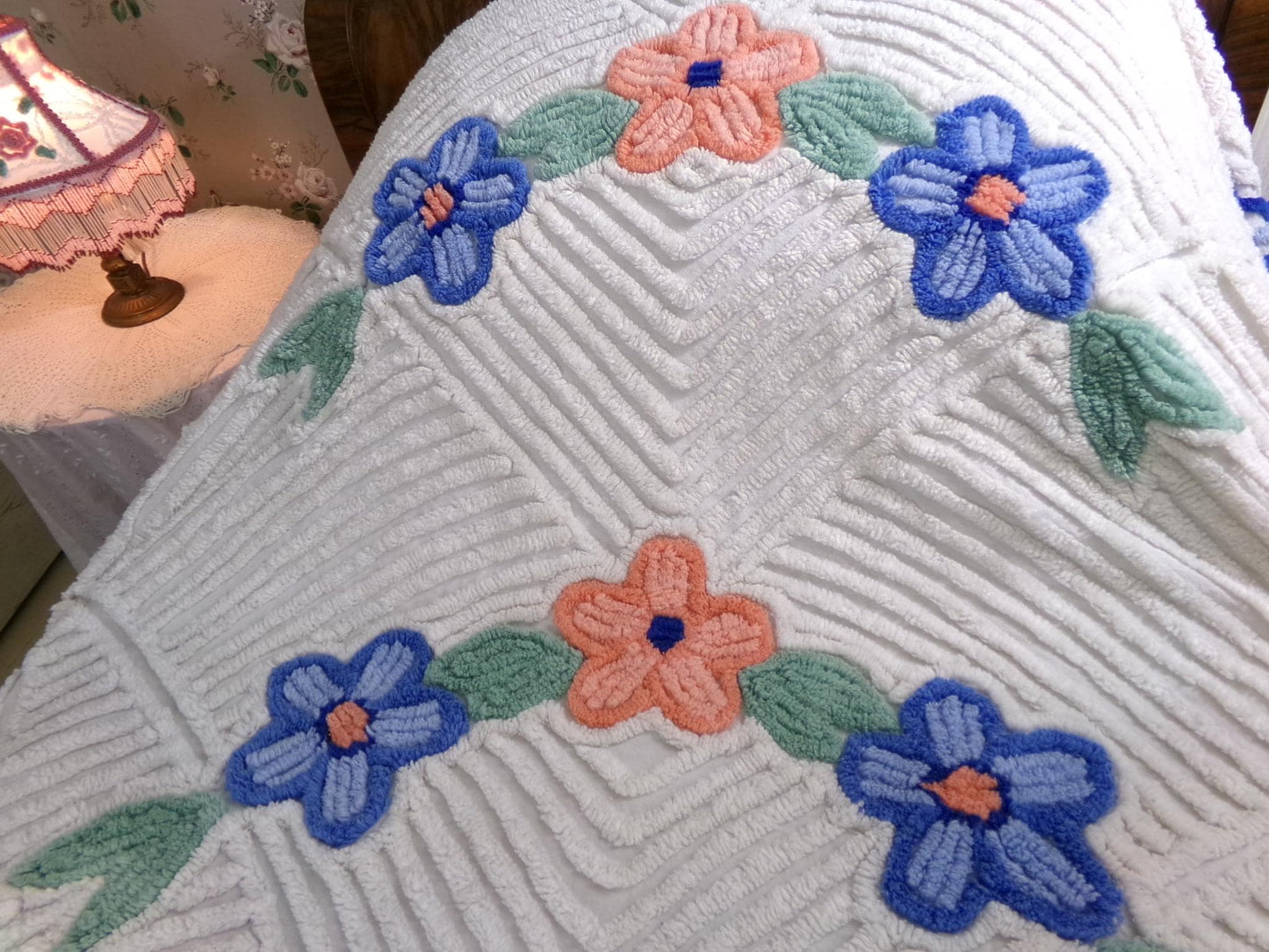 wonderfully plush white chenille bedspread in cozy arched floral design, cute pom pom trim, full size vintage cottage style bedding