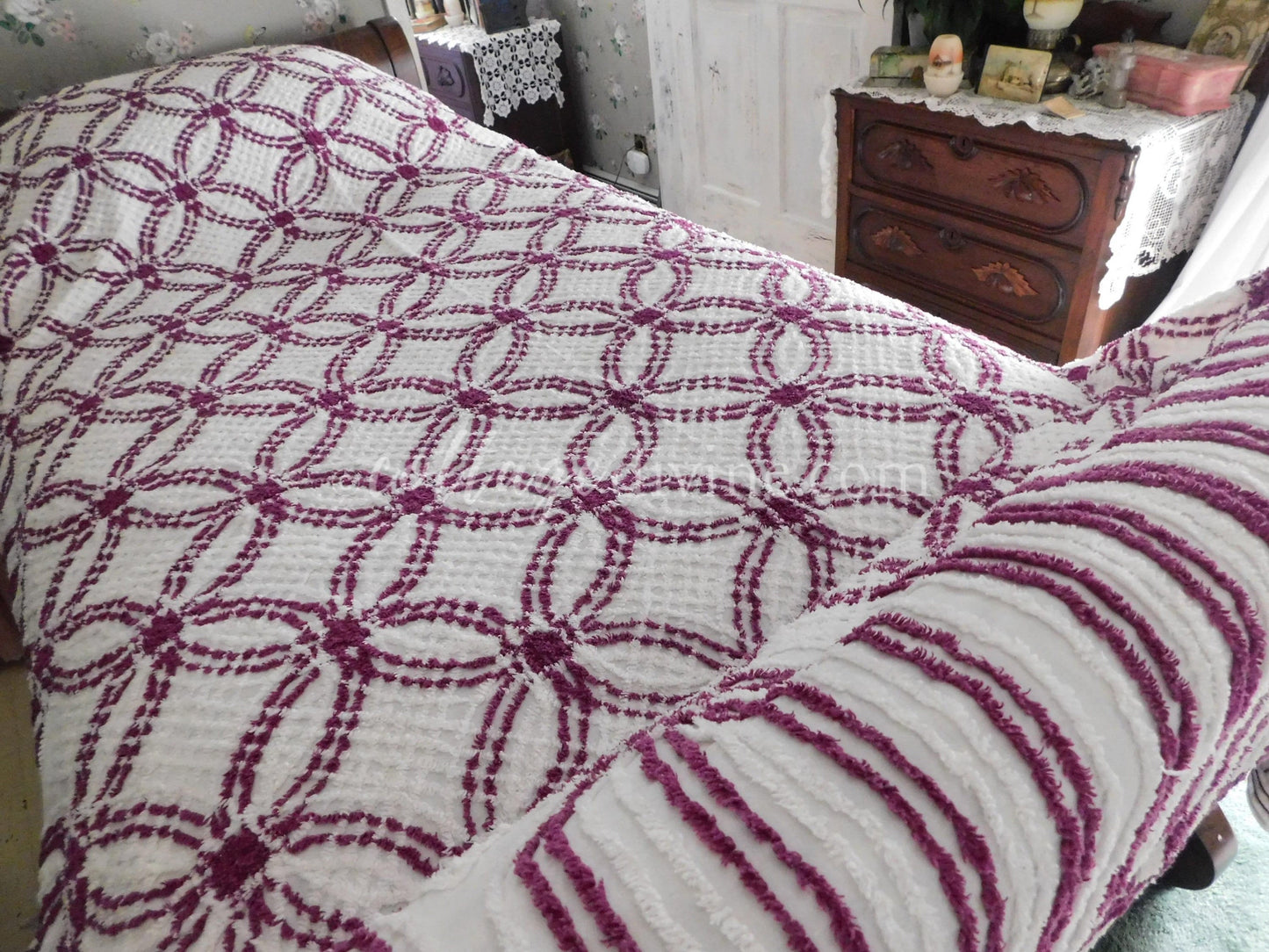 Gorgeous Vintage Chenille Bedspread, 1950s Wedding Ring Pattern in Mulberry & White, Full Sz