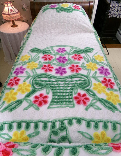 vintage green & white chenille bedspread, tumbling flowers in a big basket, midcentury cottage full size summer cotton bedding