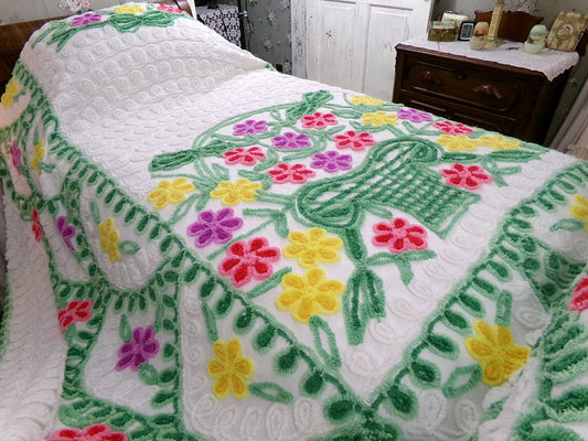 vintage green & white chenille bedspread, tumbling flowers in a big basket, midcentury cottage full size summer cotton bedding