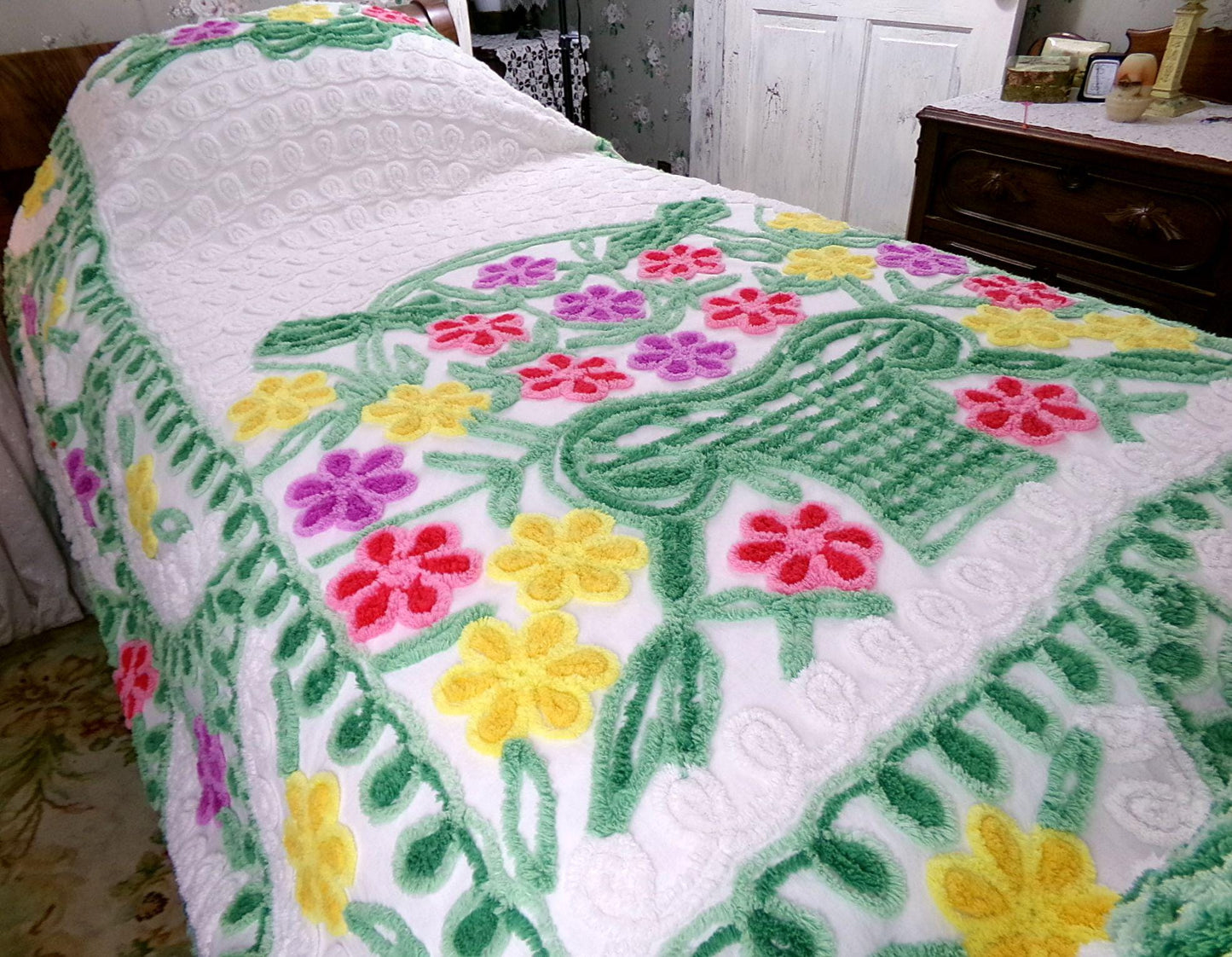 vintage green & white chenille bedspread, tumbling flowers in a big basket, midcentury cottage full size summer cotton bedding