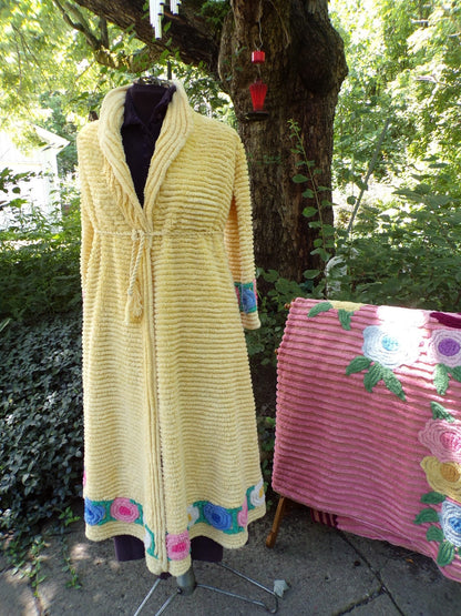 Vintage Ladies Robe, Plush Lollipop Roses on Cheerful Yellow, Retro Chenille Bedspread Bathrobe, Very Small