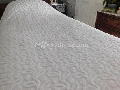 White Ivy Berry Vintage Chenille Bedspread, Full Size Cotton Bedding with Fringe, Tagged Hofmann Textiles