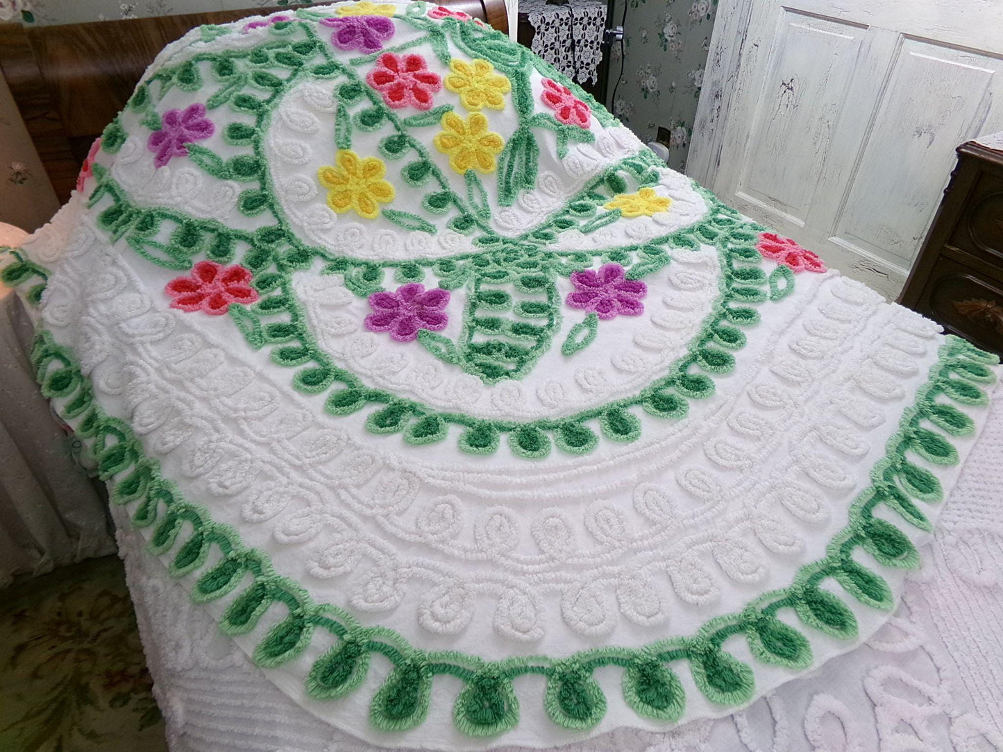 vintage green & white chenille bedspread, tumbling flowers in a big basket, midcentury cottage full size summer cotton bedding