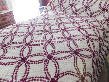 Gorgeous Vintage Chenille Bedspread, 1950s Wedding Ring Pattern in Mulberry & White, Full Sz
