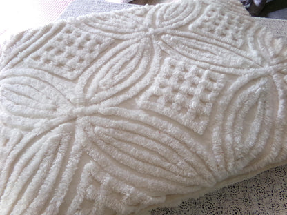 Farmhouse Style Vintage Chenille Bedspread, Classic Plush Creamy White Cotton Wedding Ring Design, Twin Size Spread