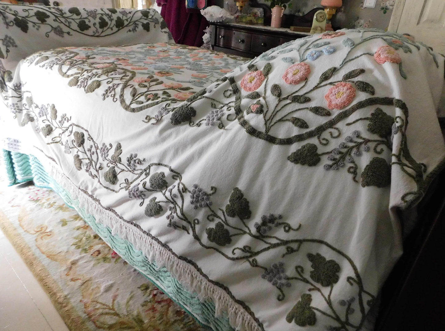 Natural Wildflower Medley Vintage Twin Sized Chenille Bedspread with Accent Fringe, Cabin Crafts Design