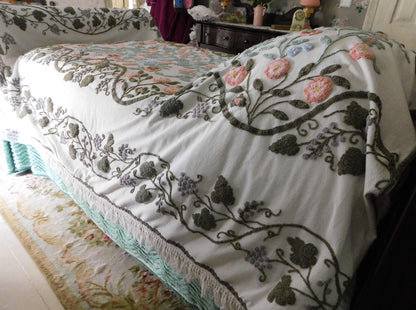 Natural Wildflower Medley Vintage Twin Sized Chenille Bedspread with Accent Fringe, Cabin Crafts Design