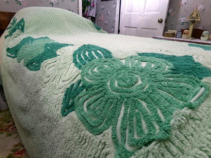 Vintage Heavyweight Chenille Bedspread Hawaiian Tropical Green Hibiscus Flowers, Plush Full Sz