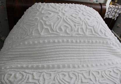 Heavenly White Vintage Chenille Bedspread in Elegant Scroll Design, Full Bed Size, 100% Summer Weight Cotton Farmhouse Style Bedding