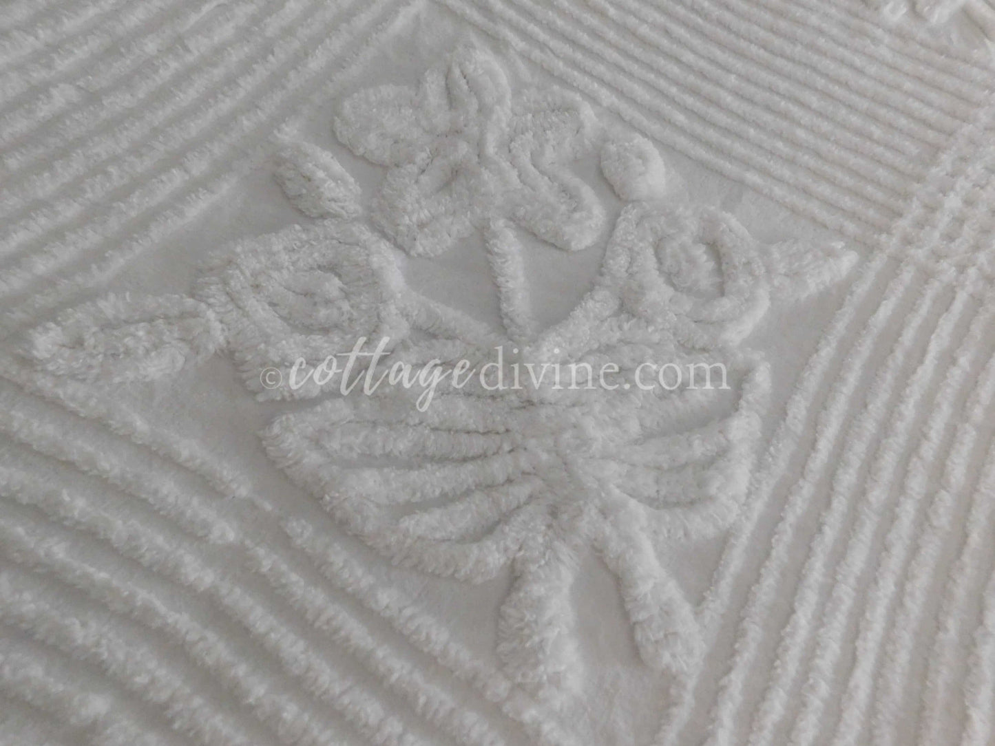 Coastal Seaside Cottage Style 1950s Classic White Vintage Chenille Bedspread, Full Size