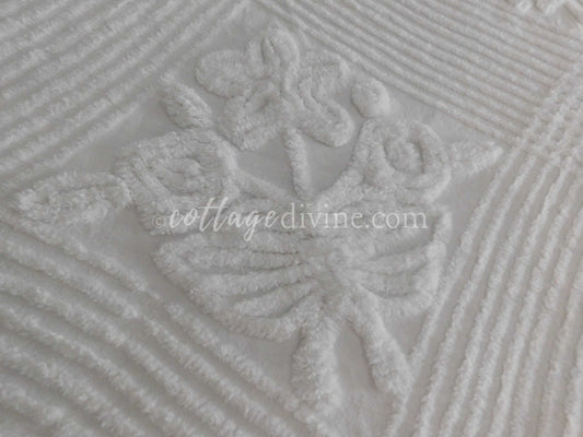 Coastal Seaside Cottage Style 1950s Classic White Vintage Chenille Bedspread, Full Size