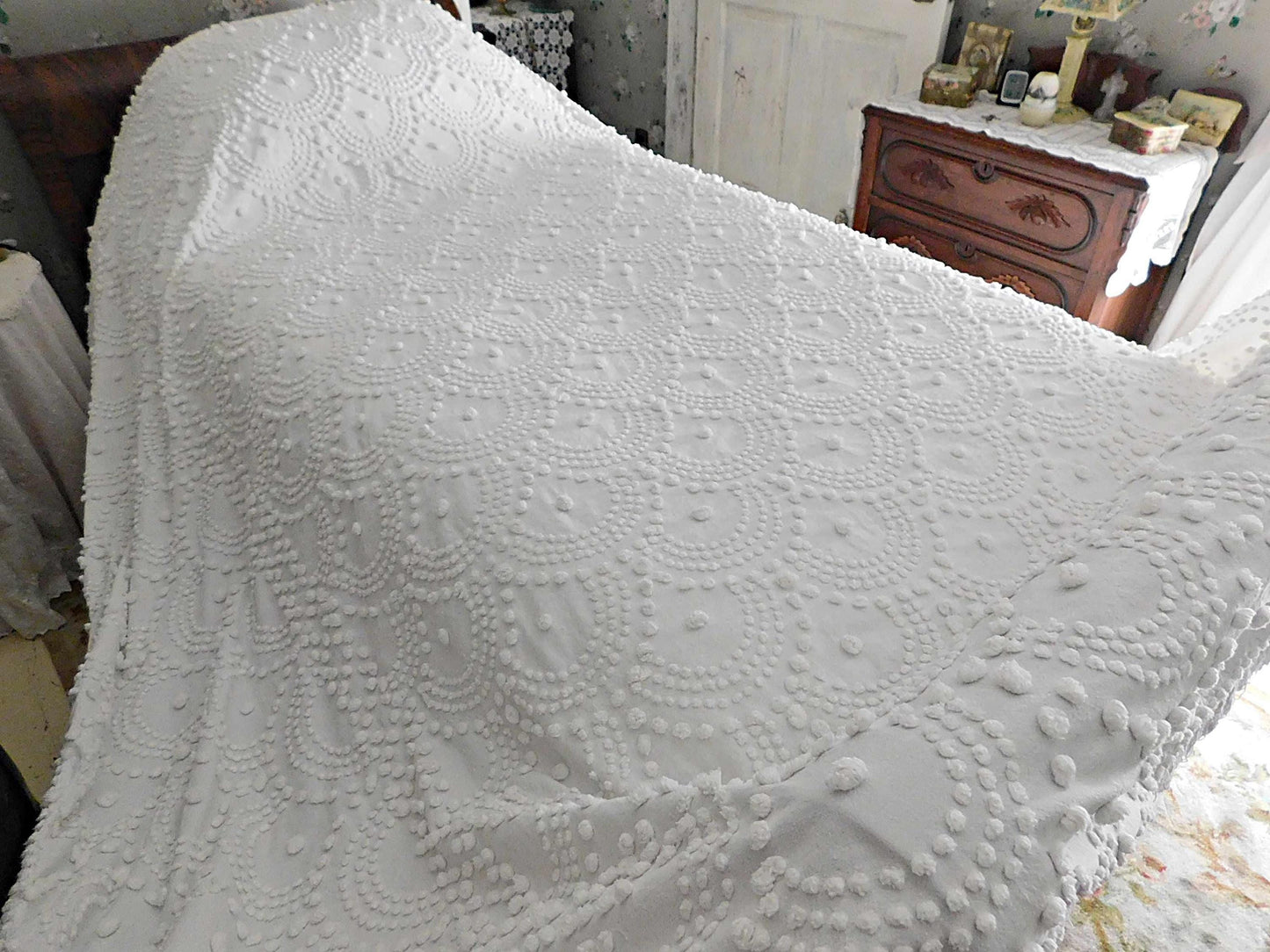 Farmhouse B&B Style Vintage Chenille Bedspread, Antique Handtufted Waterfall Cascade Pops, Full Size White Spread with Fringe